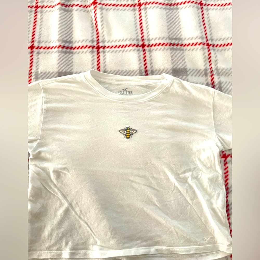 Hollister Cropped White Tee with design ( Bumble Bee )  Size : XS